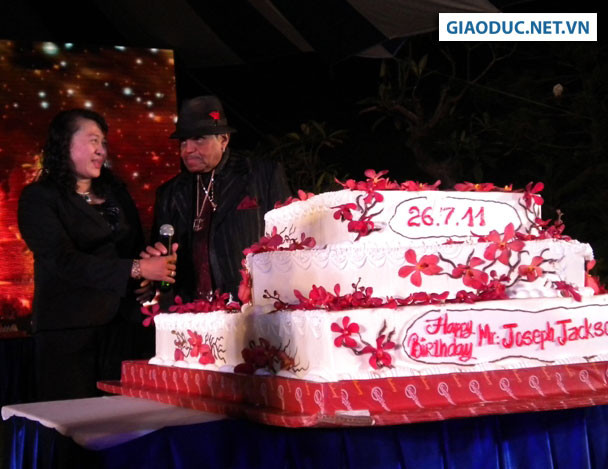 Bà Phan Thị Phương Thảo, chủ tịch HĐQT Tập đoàn Khang Thông, hiện đang sỡ hữu rất nhiều kỷ vật quý giá của ông hoàng nhạc Pop Michael Jackson. Bộ kỷ vật này do chính ông Joseph Jackson – cha đẻ của ngôi sao huyền thoại này, mang từ Mỹ sang Việt Nam trao tặng. Trong ảnh: Ông Joseph Jackson đón sinh nhật thứ 83 tại khu phức hợp giải trí Happy Land (năm 2011). Ảnh: Dương Cầm
