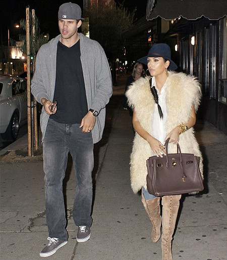 Hôn nhân của Kim Kardashian thật ra là lừa đảo? ảnh 4 Lần cuối Kim và Kris đi cùng nhau là hôm 27/10, lúc đó hai người rất căng thẳng và thậm chí còn xảy ra cãi vã.