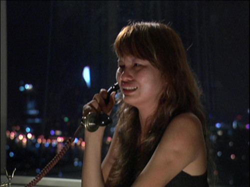 Lê Thị Phương khóc khi gọi điện thoại cho chồng ở quê. Ảnh chụp từ clip. Lê Thị Phương khóc khi gọi điện thoại cho chồng ở quê. Ảnh chụp từ clip.