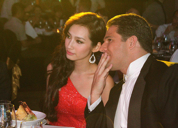 Người đẹp trò chuyện với giám đốc của trung tâm thể dục thể hình và yoga trong suốt buổi tiệc. Trúc Diễm là một trong những thành viên quen thuộc của trung tâm này.