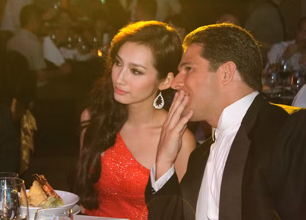 Người đẹp trò chuyện với giám đốc của trung tâm thể dục thể hình và yoga trong suốt buổi tiệc. Trúc Diễm là một trong những thành viên quen thuộc của trung tâm này.