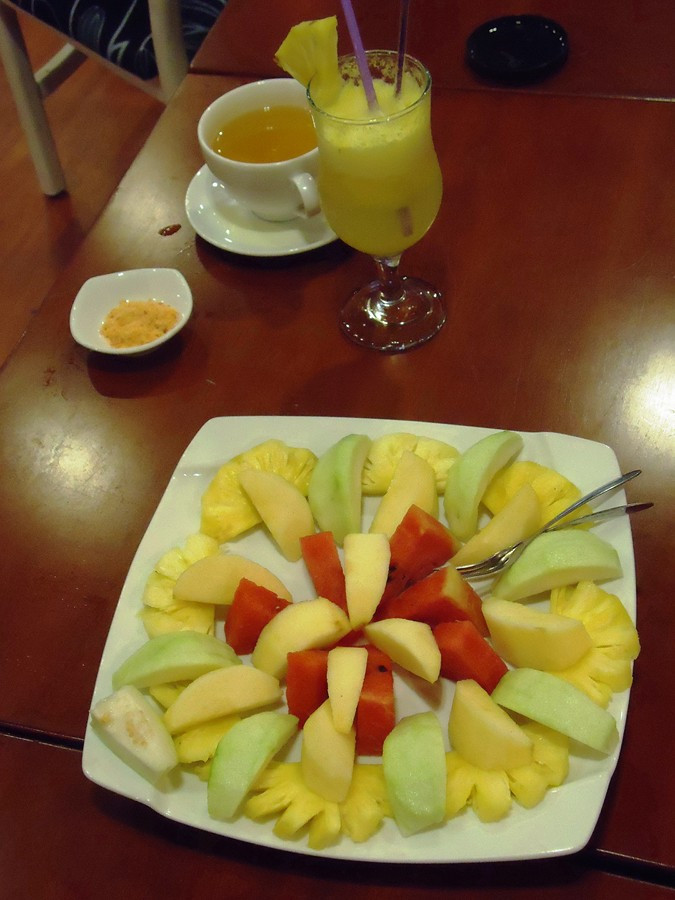 Trên chiếc bàn cạnh Mỹ Tâm là một dĩa trái cây, 1 ly sinh nước ép quả thơm, 1 ly trà nóng. Trên chiếc bàn cạnh Mỹ Tâm là một dĩa trái cây, 1 ly sinh nước ép quả thơm, 1 ly trà nóng.