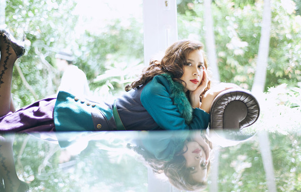 Không còn vẻ bụi bặm, cá tính trong các album trước, Lưu Hương Giang đã "lột xác" về hình ảnh với vẻ mặn mà của người phụ nữ viên mãn trong cuộc sống. Từ khi lên xe hoa rồi làm mẹ, cô ngày càng đẹp và gợi cảm hơn. Không còn vẻ bụi bặm, cá tính trong các album trước, Lưu Hương Giang đã "lột xác" về hình ảnh với vẻ mặn mà của người phụ nữ viên mãn trong cuộc sống. Từ khi lên xe hoa rồi làm mẹ, cô ngày càng đẹp và gợi cảm hơn.