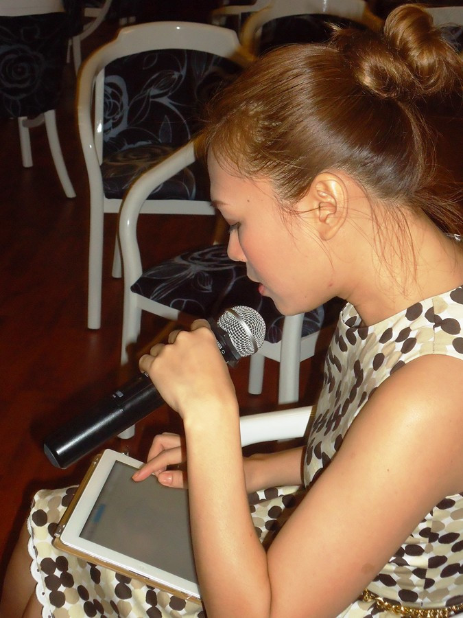 Ngoài chiếc micro thì chiếc iPad 3 là vật dụng không thể thiếu Mỹ Tâm trong suốt buổi tập. Ngoài chiếc micro thì chiếc iPad 3 là vật dụng không thể thiếu Mỹ Tâm trong suốt buổi tập.