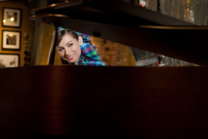 Nghe giọng hát da diết, ngọt ngào của cô, khán giả có thể cảm nhận được hết những vất vả tuổi thơ mà cô đã trải qua, làm cho khán giả bất chợt có những giây phút lắng đọng, ngập tràn trong kỷ niệm, chiêm nghiệm chính mình”.