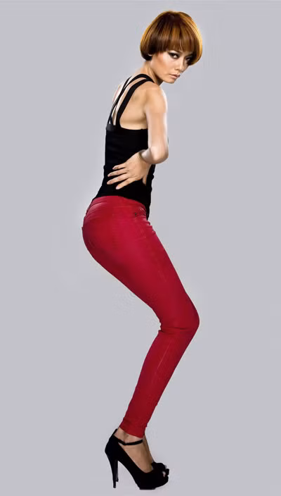 Nguyễn Thị Hoàng Oanh sở hữu đường nét cùng với cấu trúc xương và tỷ lệ chuẩn của một người mẫu (cô cao 1,72 m, nặng 49 kg với số đo 3 vòng là 81-62-89). Cô được ban giám khảo đánh giá cao bởi khả năng biểu cảm và ánh mắt có chiều sâu. Từng có kinh nghiệm biểu diễn catwalk trước khi tham gia Vietnam’s Next Top Model, Hoàng Oanh luôn được đánh giá khá cao trong các buổi chụp ảnh.