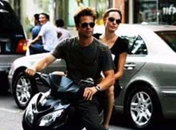 Cặp đôi khi đó vẫn còn chưa nhận cậu con nuôi gốc Việt mà sau này họ đặt tên là Pax Thiên (tháng 3/2007 Angelina Jolie mới trở lại Việt Nam nhận nuôi Pax Thiên).