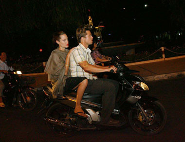 Dạo mát trên phố phường Sài Gòn buổi tối, cũng trên chiếc Nouvo đen. Dạo mát trên phố phường Sài Gòn buổi tối, cũng trên chiếc Nouvo đen.