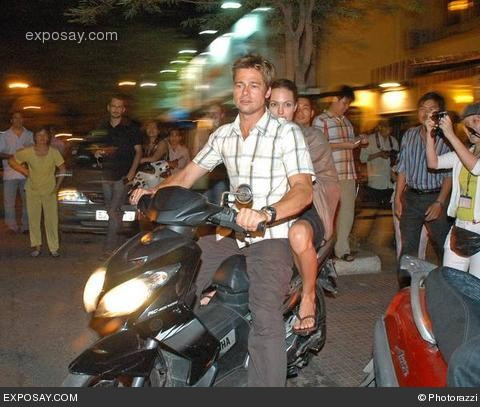 Rất đông người hâm mộ dừng lại quan sát "ông bà Smith" mà họ thấy trên phim. Rất đông người hâm mộ dừng lại quan sát "ông bà Smith" mà họ thấy trên phim.