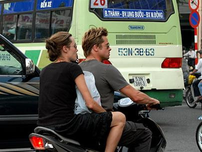 Vì thế họ thoải mái "vi vu" tận hưởng cảm giác mới lạ mà rất bình dị tại Sài Gòn. Vì thế họ thoải mái "vi vu" tận hưởng cảm giác mới lạ mà rất bình dị tại Sài Gòn.