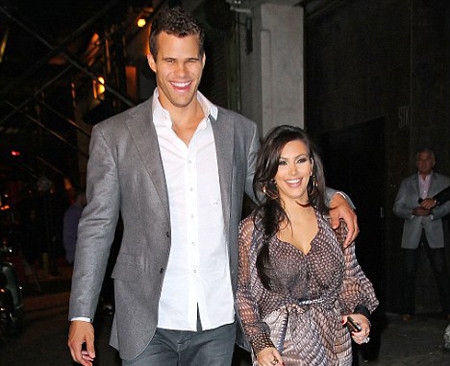 Hôn nhân của Kim Kardashian thật ra là lừa đảo? ảnh 2 Kim bị cáo buộc dựng lên một cuộc hôn nhân giả tạo và lợi dụng chồng.