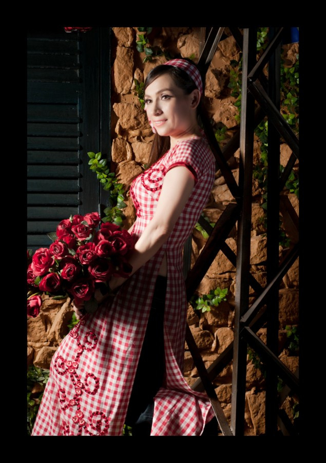 Phi Nhung cho biết: “Chiếc áo dài cũng đã góp phần mang đến cho tôi sự thành công trong nghệ thuật. Mỗi khi mặc chiếc áo dài, dù đang ở nơi đất khách quê người, tôi luôn buâng khuâng một cảm xúc rất thiêng liệng, đó là sự tự hào mình là một người Việt Nam”.