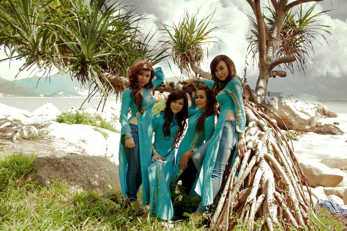 Anh đã dùng chất liệu Linen thoáng và hút ẩm, phù hợp với khí hậu nhiệt đới Việt Nam, “chế tác” thành những bộ áo dài, kết hợp với những chiếc quần gọn gàng, làm tăng thêm phần duyên dáng, trẻ trung, năng động của 4 thành viên nhóm Mặt trời đỏ. Anh đã dùng chất liệu Linen thoáng và hút ẩm, phù hợp với khí hậu nhiệt đới Việt Nam, “chế tác” thành những bộ áo dài, kết hợp với những chiếc quần gọn gàng, làm tăng thêm phần duyên dáng, trẻ trung, năng động của 4 thành viên nhóm Mặt trời đỏ.