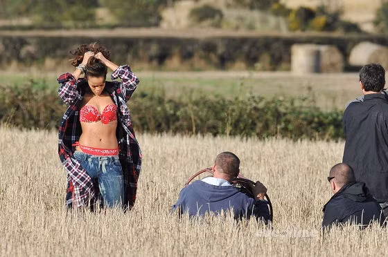 Cảnh hậu trường đầy gợi cảm của Rihanna - We found love ảnh 5