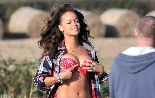 Cảnh hậu trường đầy gợi cảm của Rihanna - We found love ảnh 10