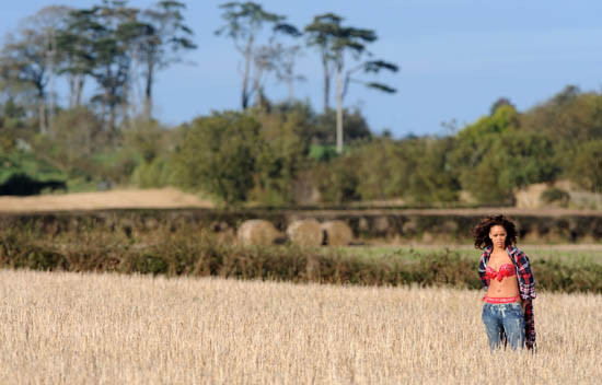 Cảnh hậu trường đầy gợi cảm của Rihanna - We found love ảnh 4