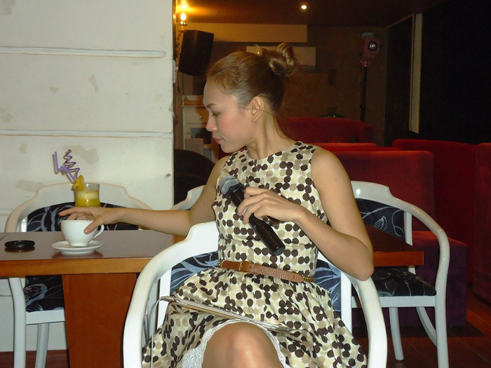 Quay sang bưng ly trà nóng… Quay sang bưng ly trà nóng…