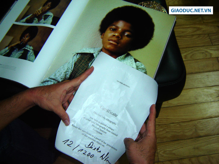 Quyền Linh đang chăm chú đọc thông tin về bộ sách ảnh.