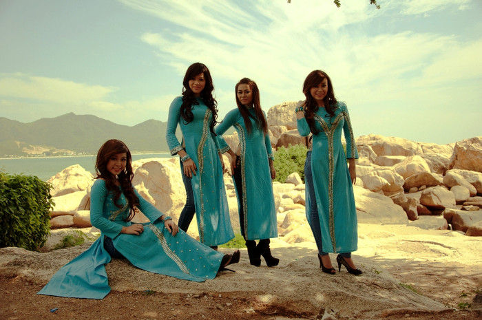 Những vỏ ốc xà cừ này đã từ lòng biển Khánh Hoà, theo từng cơn sóng nhấp nhô, trôi dạt vào những bãi cát trắng mịn dài vô tận, mơn trớn gót chân và được chính tay nhà thiết kế Việt Hùng nhặt và chọn lựa. Những vỏ ốc xà cừ này đã từ lòng biển Khánh Hoà, theo từng cơn sóng nhấp nhô, trôi dạt vào những bãi cát trắng mịn dài vô tận, mơn trớn gót chân và được chính tay nhà thiết kế Việt Hùng nhặt và chọn lựa.