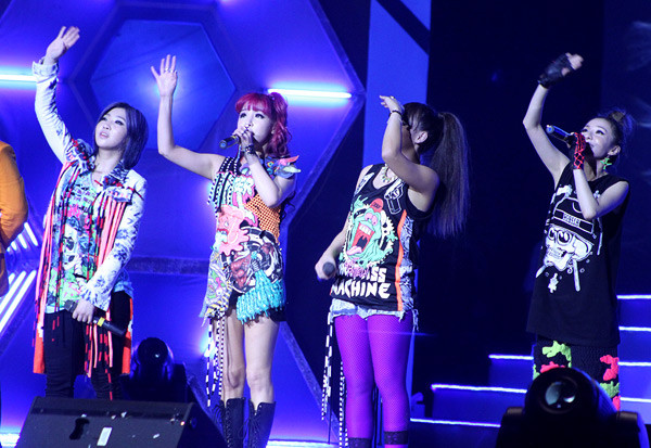 2NE1 chinh phục fan Việt bằng cá tính nổi loạn ảnh 3 Fan hò reo không ngớt khi các thành viên gửi lời chào bằng tiếng Việt.