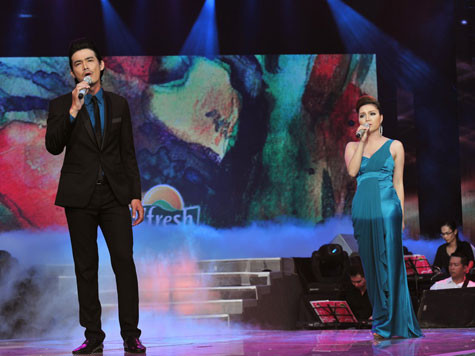 Cặp đôi có vẻ căng thẳng khi bước ra sân khấu (Ảnh: Lý Võ Phú Hưng). Cặp đôi có vẻ căng thẳng khi bước ra sân khấu (Ảnh: Lý Võ Phú Hưng).