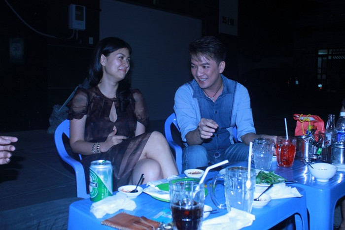 Đàm Vĩnh Hưng và Kim Thư ra... quán ốc "bày mưu tính kế" cho đêm diễn 27/11.