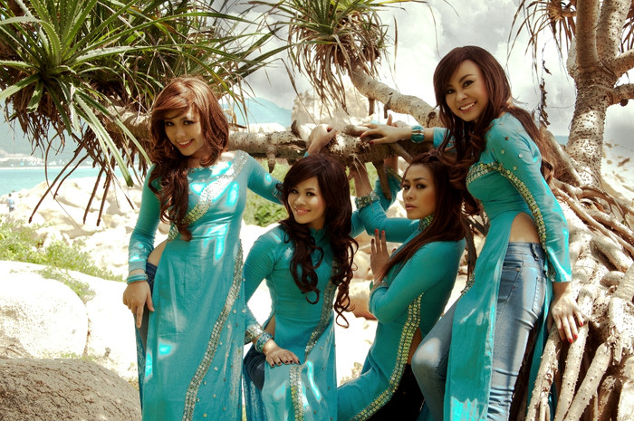 Điều đặc biệt nhất của chiếc áo dài chính là những mảnh vỏ ốc xà cừ được sắp xếp, tạo hình trên nền vải xanh hoà quyện với biển trời. Điều đặc biệt nhất của chiếc áo dài chính là những mảnh vỏ ốc xà cừ được sắp xếp, tạo hình trên nền vải xanh hoà quyện với biển trời.