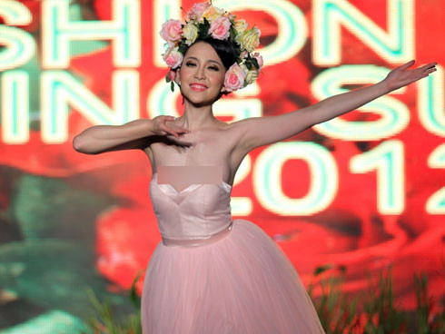 Nếu không có sự cố đáng tiếc, vũ điệu mùa xuân của Linh Nga đã rất hoàn hảo. Nếu không có sự cố đáng tiếc, vũ điệu mùa xuân của Linh Nga đã rất hoàn hảo.