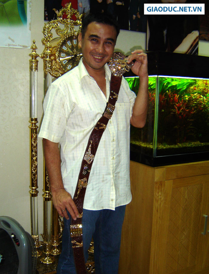 Quyền Linh rất hứng thú với chiếc thắt lưng.