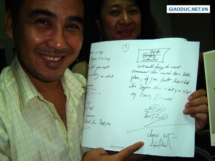 Trong một lần tình cờ đến thăm nhà bà Phan Thị Phương Thảo, diễn viên Quyền Linh đã được tận mắt nhìn những kỷ vật này. Trong ảnh: MC Quyền Linh hào hứng cầm trên tay bản thảo ca khúc nổi tiếng Black and white do ông hoàng nhạc Pop sáng tác từ năm 1991.