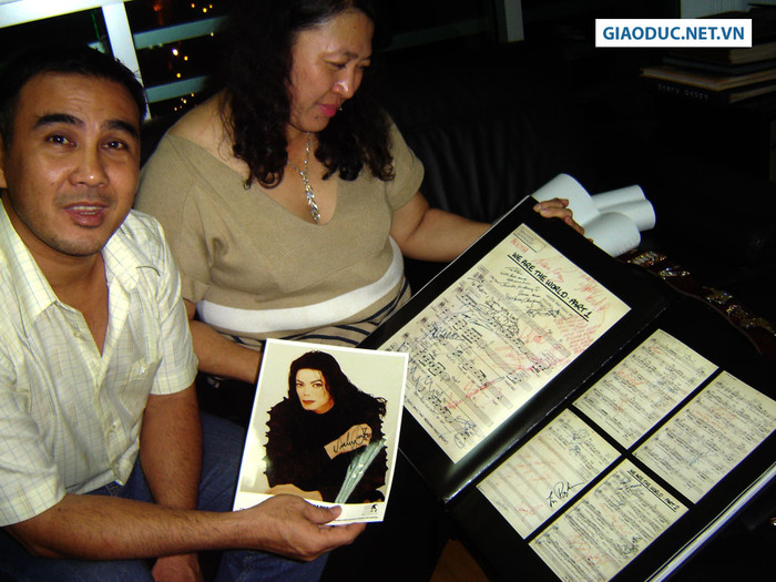 Bà Phan Thị Phương Thảo cón sỡ hữu rất nhiều bản viết khác của Micheal Jackson. Tất cả được bà đóng vào một quyển sách bìa cứng, trân trọng như một báu vật.