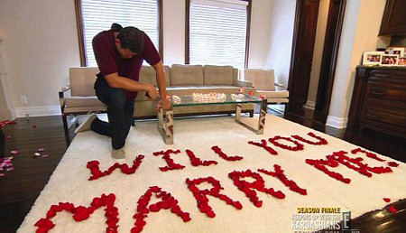 Hôn nhân của Kim Kardashian thật ra là lừa đảo? ảnh 3 Màn cầu hôn lãng mạn của Kris hồi tháng 5 vừa qua.