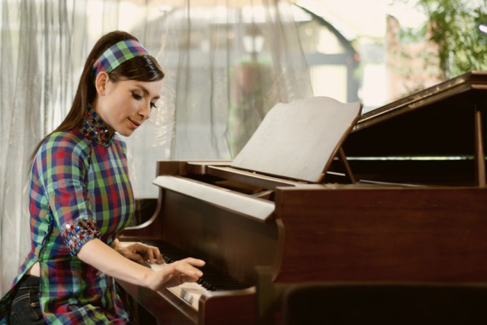 Hơn hai mươi năm xa xứ sở, quê hương, định cư tại Mỹ, Phi Nhung vẫn giữ được giọng hát mộc mạc, cách nhả chữ tròn vành, không mất “gốc”.