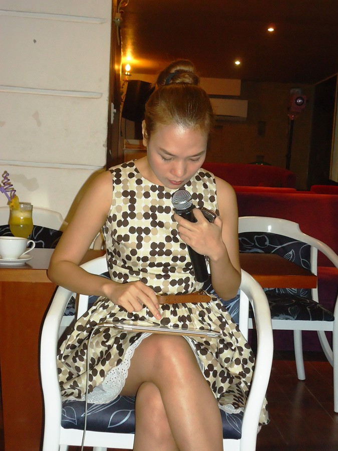 Thỉnh thoảng cô phải dừng lại, đưa bàn tay lên màn hình cảm ứng của chiếc iPad, mở nhạc nền thu sẵn làm mẫu cho ban nhạc. Thỉnh thoảng cô phải dừng lại, đưa bàn tay lên màn hình cảm ứng của chiếc iPad, mở nhạc nền thu sẵn làm mẫu cho ban nhạc.