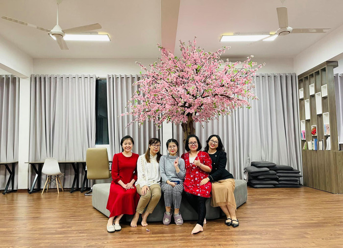 Hà Ngân chụp ảnh cùng các Giảng viên tiếng Trung- Trường Đại học Ngoại ngữ sau ngày thi cuối cùng. Ảnh: NVCC Hà Ngân chụp ảnh cùng các Giảng viên tiếng Trung- Trường Đại học Ngoại ngữ sau ngày thi cuối cùng. Ảnh: NVCC