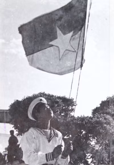 Lá cờ của Cộng hòa miền Nam Việt Nam được kéo lên trên đảo Sơn Ca ngày 25/4/1975 là minh chứng hùng hồn về sự tiếp nối của các Nhà nước Việt Nam qua các thời kỳ thực thi chủ quyền hợp pháp, hòa bình và liên tục đối với 2 quần đảo Hoàng Sa, Trường Sa. Ảnh tư liệu. Lá cờ của Cộng hòa miền Nam Việt Nam được kéo lên trên đảo Sơn Ca ngày 25/4/1975 là minh chứng hùng hồn về sự tiếp nối của các Nhà nước Việt Nam qua các thời kỳ thực thi chủ quyền hợp pháp, hòa bình và liên tục đối với 2 quần đảo Hoàng Sa, Trường Sa. Ảnh tư liệu.