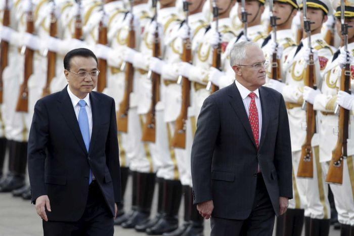 Thủ tướng Trung Quốc Lý Khắc Cường đón Thủ tướng Australia Malcolm Turnbull thăm nước này, ảnh: Jason Lee / Reuters. Thủ tướng Trung Quốc Lý Khắc Cường đón Thủ tướng Australia Malcolm Turnbull thăm nước này, ảnh: Jason Lee / Reuters.