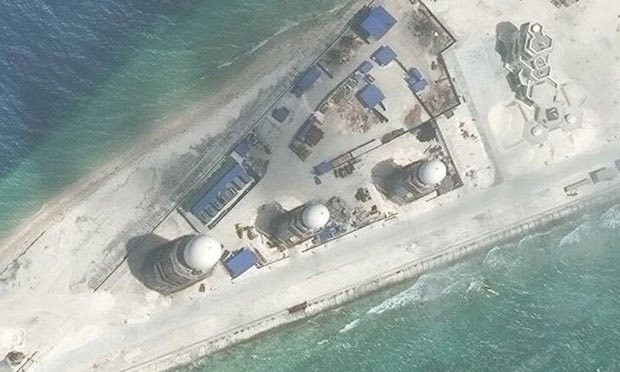 Các cấu trúc quân sự Trung Quốc xây dựng bất hợp pháp trên đá Chữ Thập, ảnh: CSIS / Amit / DigitalGlobe / Reuters Các cấu trúc quân sự Trung Quốc xây dựng bất hợp pháp trên đá Chữ Thập, ảnh: CSIS / Amit / DigitalGlobe / Reuters
