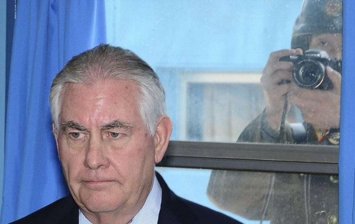 Một người lính Triều Tiên chụp ảnh Ngoại trưởng Rex Tillerson từ đằng sau, qua cửa kính tòa nhà Bàn Môn Điếm. Ảnh: SCMP. Một người lính Triều Tiên chụp ảnh Ngoại trưởng Rex Tillerson từ đằng sau, qua cửa kính tòa nhà Bàn Môn Điếm. Ảnh: SCMP.
