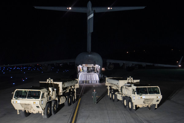 Lô hàng đầu tiên của hệ thống THAAD đã đến Hàn Quốc hôm nay, ảnh: The New York Times. Lô hàng đầu tiên của hệ thống THAAD đã đến Hàn Quốc hôm nay, ảnh: The New York Times.