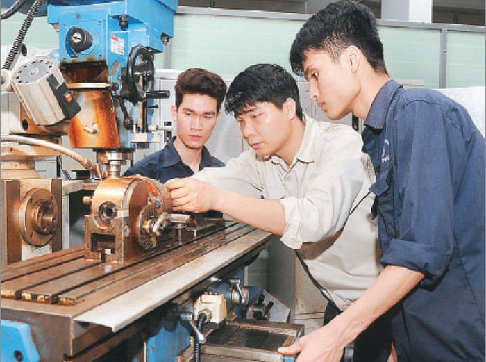 Giờ thực hành ở Trường cao đẳng nghề Vĩnh Phúc. Ảnh minh họa: Báo Nhân Dân. Giờ thực hành ở Trường cao đẳng nghề Vĩnh Phúc. Ảnh minh họa: Báo Nhân Dân.