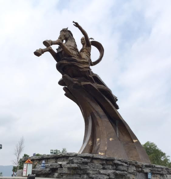 Tượng Phù Đổng Thiên Vương, biểu trưng của sức mạnh đại đoàn kết dân tộc chống ngoại xâm, ảnh: Tiến sĩ Trần Công Trục. Tượng Phù Đổng Thiên Vương, biểu trưng của sức mạnh đại đoàn kết dân tộc chống ngoại xâm, ảnh: Tiến sĩ Trần Công Trục.