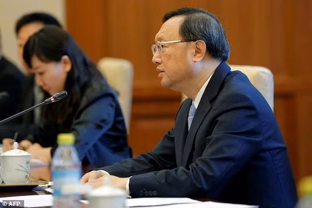 Ủy viên Quốc vụ Trung Quốc Dương Khiết Trì trong chuyến thăm Mỹ thứ 2 kể từ khi tỉ phú Donald Trump trúng cử Tổng thống. Ảnh: Daily Mail.