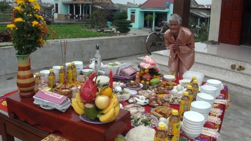 Hình ảnh xúc động cụ Hoàng Dỏ ở Tân Định, Hải Ninh, Quảng Ninh, Quảng Bình, cha liệt sĩ Hoàng Văn Túy hy sinh trong trận Gạc Ma, hàng năm vẫn làm giỗ cho cả 64 liệt sĩ với 64 đôi đũa, 64 chiếc bát. Ảnh: Quốc Nam / Báo Tuổi Trẻ (tuoitre.vn). Hình ảnh xúc động cụ Hoàng Dỏ ở Tân Định, Hải Ninh, Quảng Ninh, Quảng Bình, cha liệt sĩ Hoàng Văn Túy hy sinh trong trận Gạc Ma, hàng năm vẫn làm giỗ cho cả 64 liệt sĩ với 64 đôi đũa, 64 chiếc bát. Ảnh: Quốc Nam / Báo Tuổi Trẻ (tuoitre.vn).