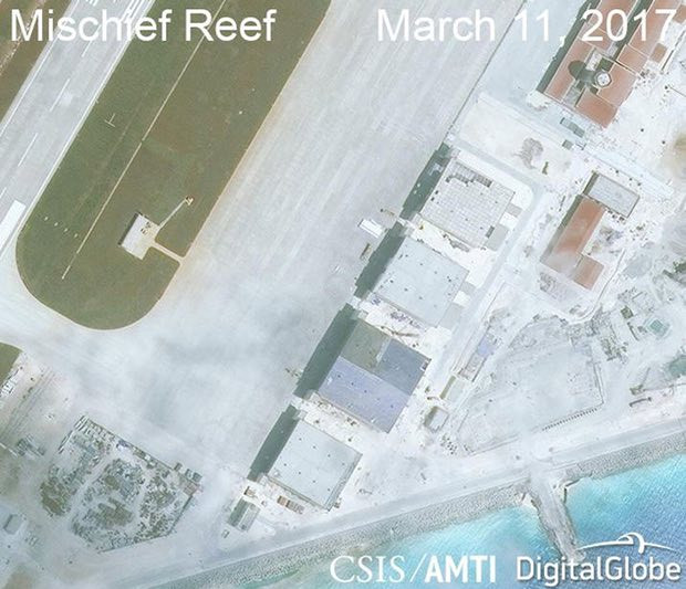 Cấu trúc Trung Quốc xây dựng bất hợp pháp trên đá Vành Khăn, ảnh: CSIS / Amit / DigitalGlobe / Reuters Cấu trúc Trung Quốc xây dựng bất hợp pháp trên đá Vành Khăn, ảnh: CSIS / Amit / DigitalGlobe / Reuters