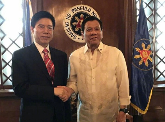 Bộ trưởng Thương mại Trung Quốc Chung Sơn và Tổng thống Philippines Rodrigo Duterte, ảnh: guancha.cn. Bộ trưởng Thương mại Trung Quốc Chung Sơn và Tổng thống Philippines Rodrigo Duterte, ảnh: guancha.cn.