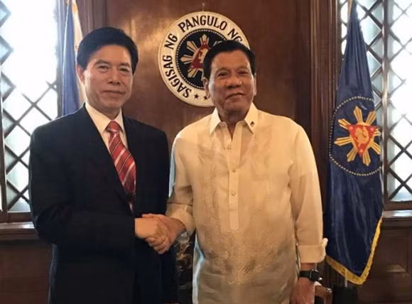 Bộ trưởng Thương mại Trung Quốc Chung Sơn và Tổng thống Philippines Rodrigo Duterte, ảnh: guancha.cn.