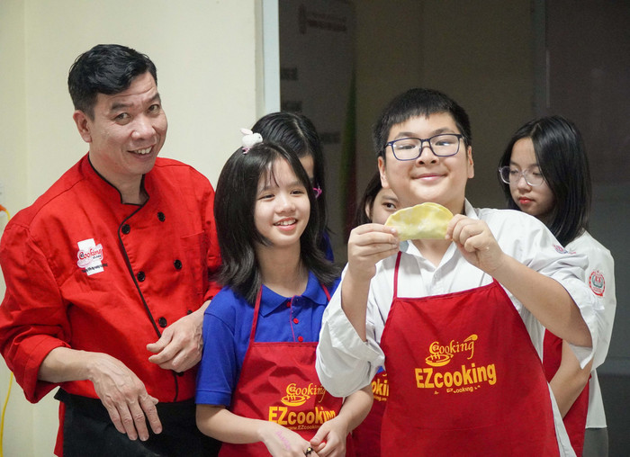 Học sinh trải nghiệm nấu ăn sau giờ học. Hình ảnh hoạt động của Câu lạc bộ “Siêu đầu bếp”. Ảnh: Trường Trung học cơ sở và Trung học phổ thông Lê Quý Đôn 428617952_1120574102629877_1365988245152132894_n.jpg