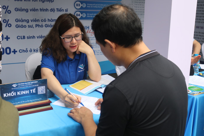 Phụ huynh quan tâm đến khối ngành kinh tế của Trường Đại học Hòa Bình gdvn (21).JPG