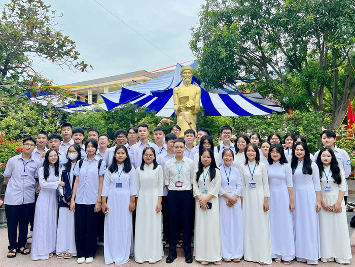 Hà Huy Công chụp ảnh cùng các em học sinh "đầu tiên" của mình. Ảnh: NVCC fe5699fdfe6a53340a7b.jpg